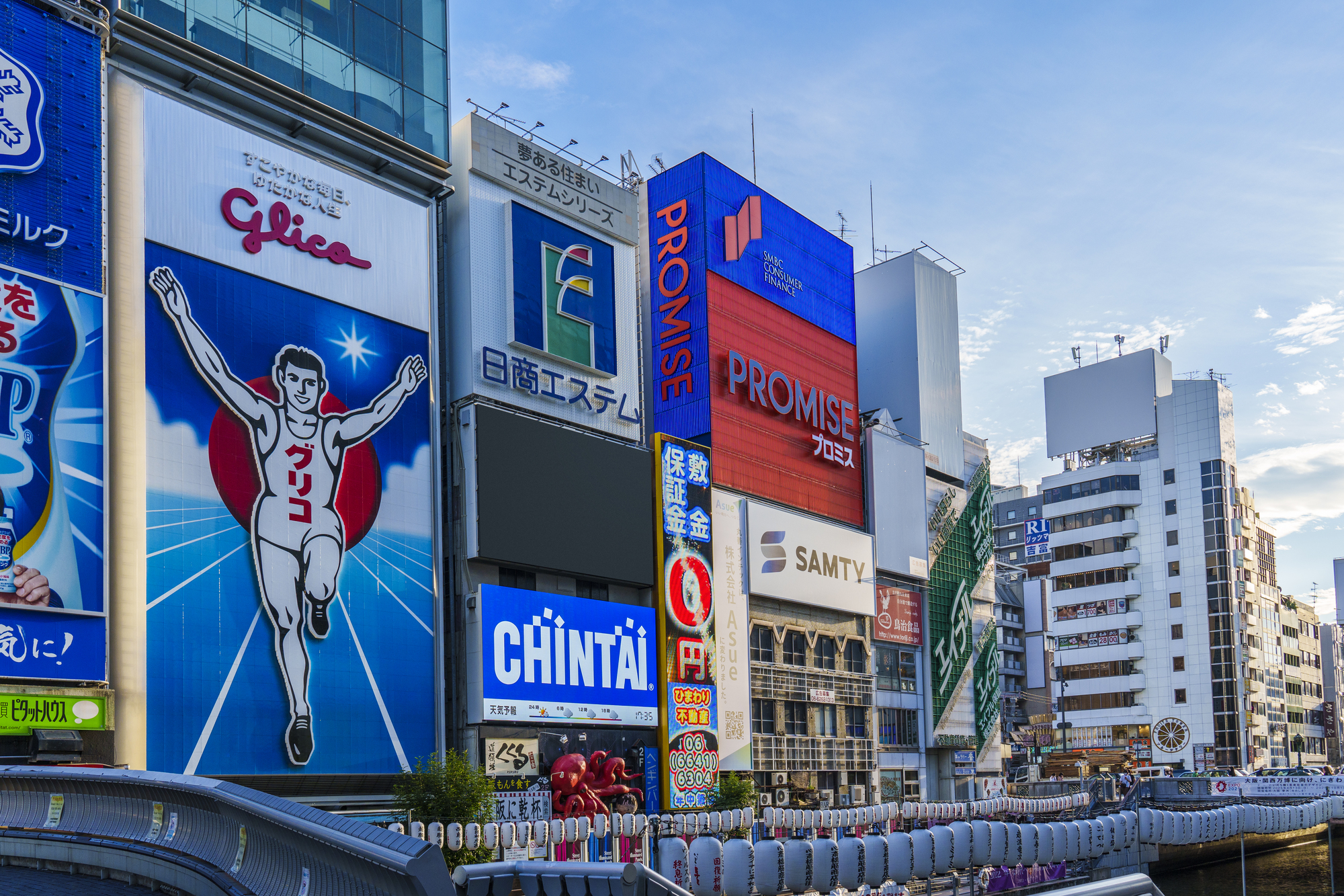 看板広告のメリット・デメリットや費用相場を種類別に解説